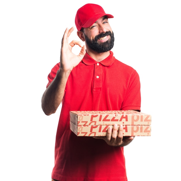 Hombre de entrega de pizza haciendo signo de OK