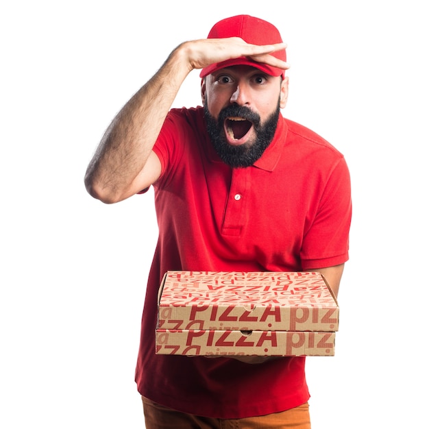 Foto gratuita hombre de entrega de pizza mostrando algo