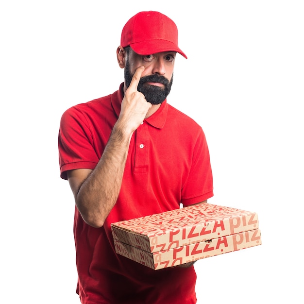 Hombre de entrega de pizza mostrando algo