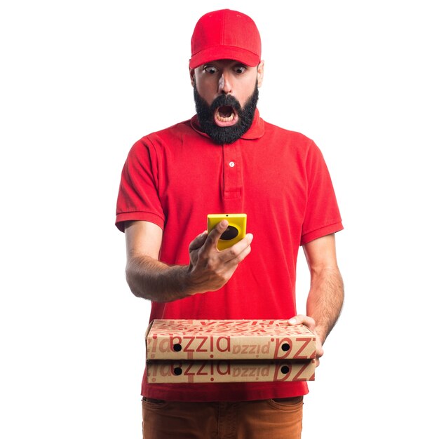 Hombre de entrega de pizza con un móvil