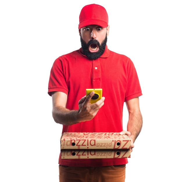 Hombre de entrega de pizza con un móvil