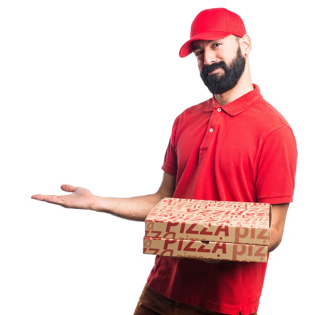 Hombre de entrega de pizza presentar algo