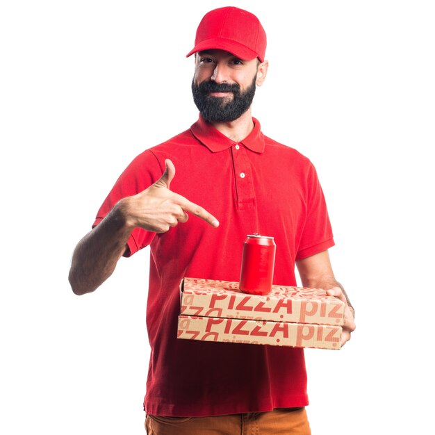 Hombre de entrega de pizza con un refresco