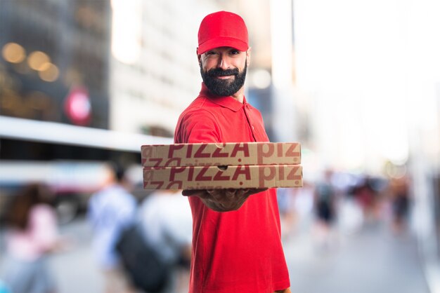 Hombre de entrega de pizza