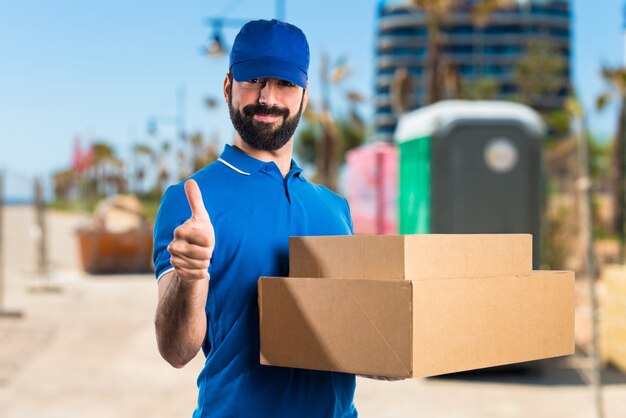 Hombre de entrega con el pulgar hacia arriba