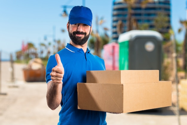 Hombre de entrega con el pulgar hacia arriba