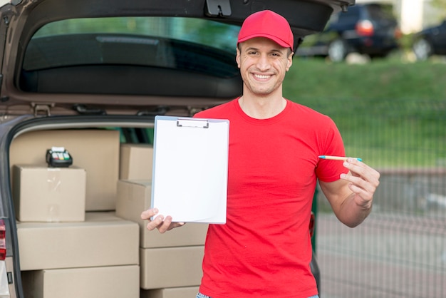 Foto gratuita hombre de entrega sonriente de tiro medio