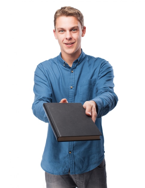 Hombre entregando un libro negro