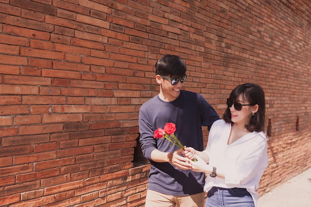 Foto gratuita hombre entregando una rosa a una mujer