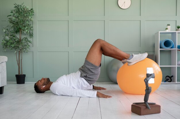 Hombre, entrenamiento, con, pelota, tiro completo