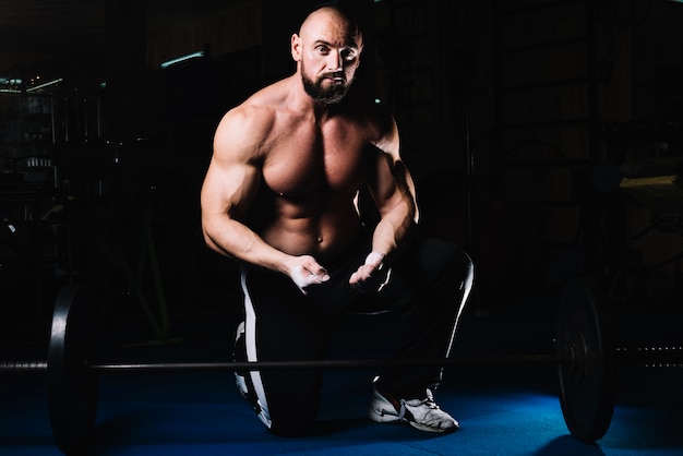 Hombre entrenando con barra