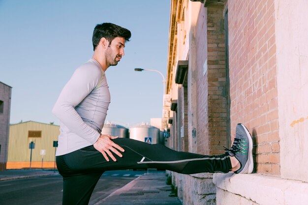 Hombre entrenando cerca de la pared