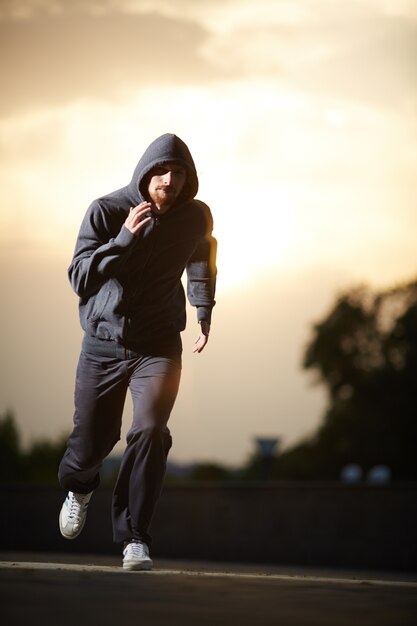 Hombre entrenando para la competición