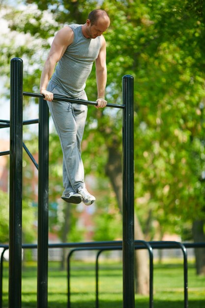 Hombre entrenando fuerte en el parque