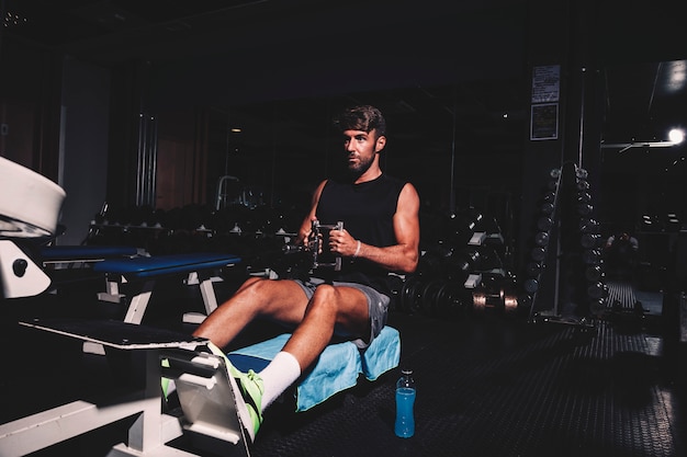 Hombre entrenando en gimnasio