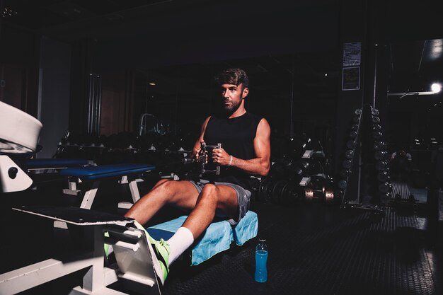 Hombre entrenando en gimnasio