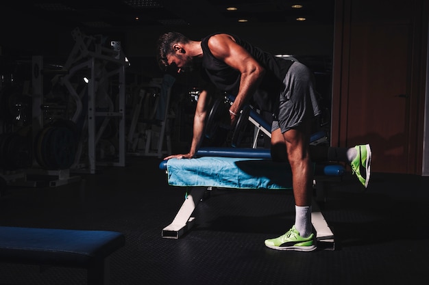 Hombre entrenando en gimnasio