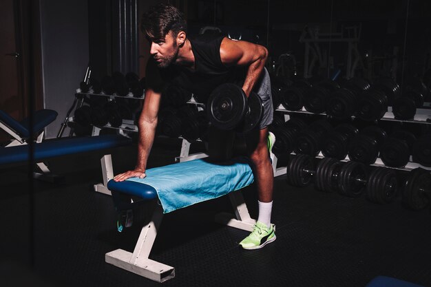 Hombre entrenando en gimnasio