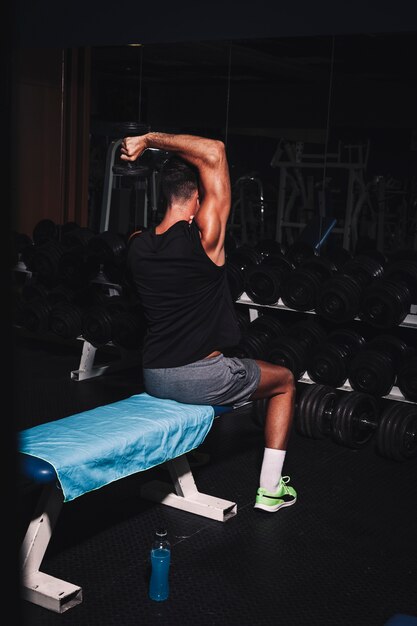 Hombre entrenando en gimnasio