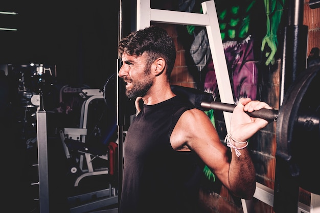 Foto gratuita hombre entrenando en gimnasio