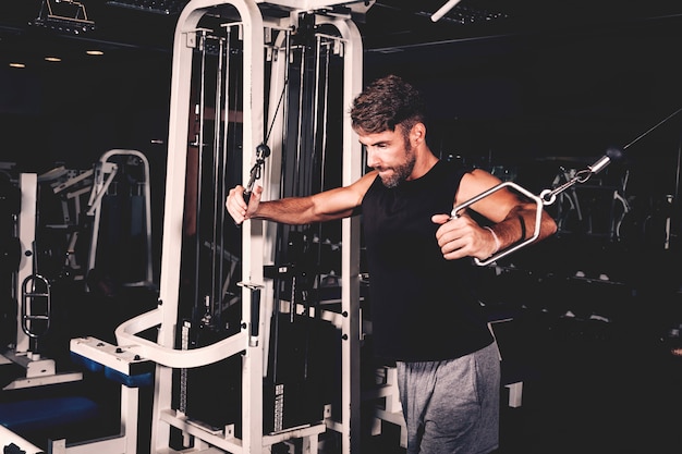 Foto gratuita hombre entrenando en gimnasio