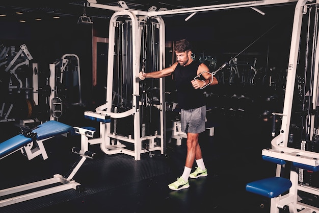 Hombre entrenando en gimnasio