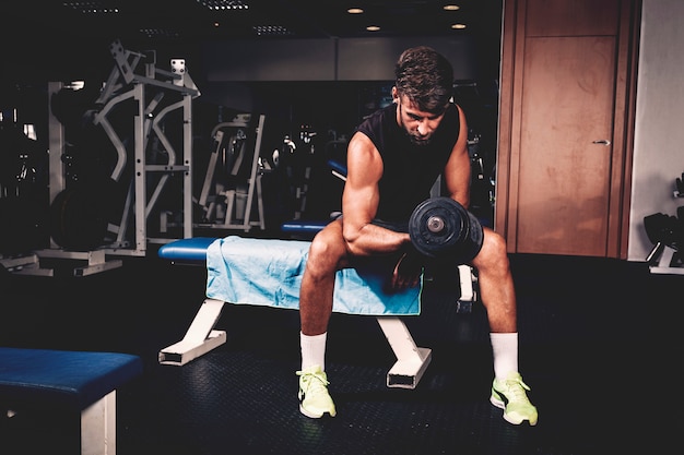 Foto gratuita hombre entrenando en gimnasio