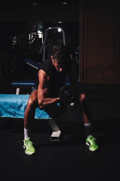 Foto gratuita hombre entrenando en gimnasio