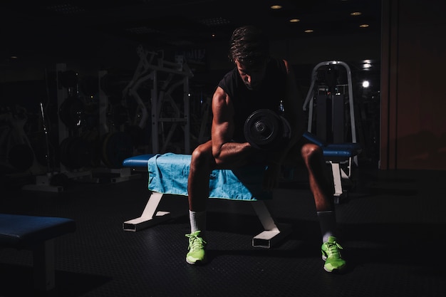 Foto gratuita hombre entrenando en gimnasio