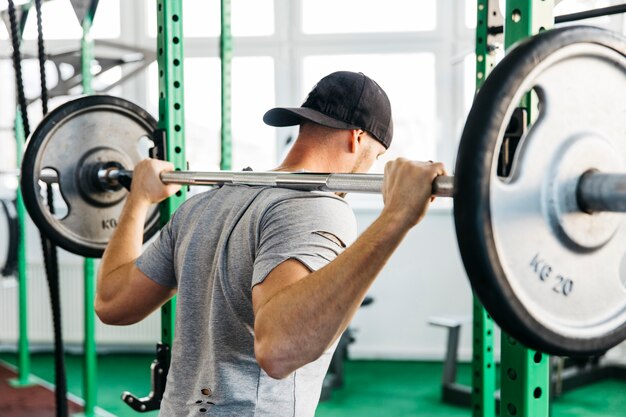 Hombre entrenando en el gimnasio