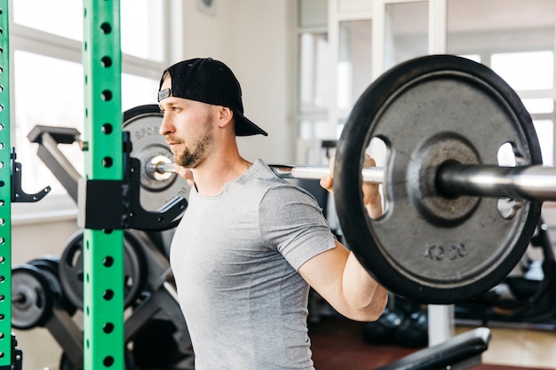 Hombre entrenando en el gimnasio