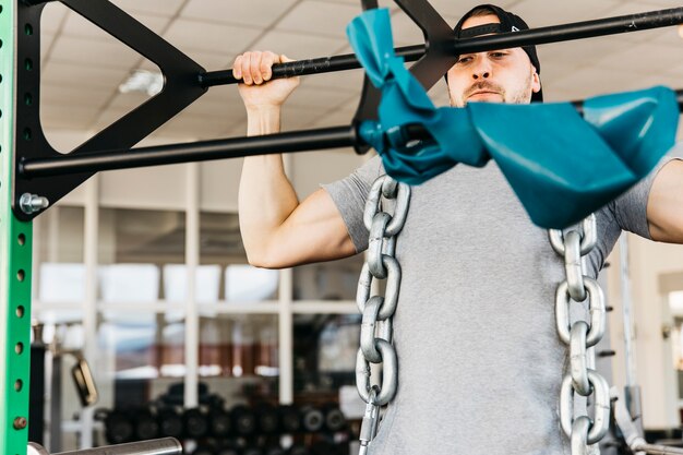 Hombre entrenando en el gimnasio