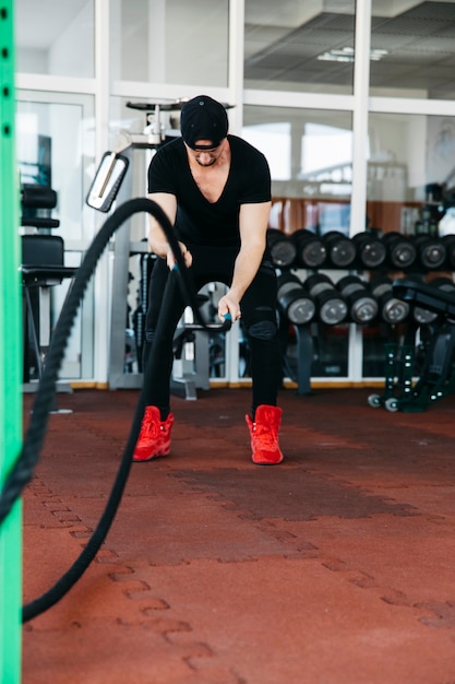 Foto gratuita hombre entrenando en el gimnasio