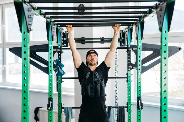 Hombre entrenando en el gimnasio