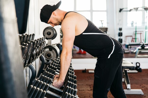 Hombre entrenando en el gimnasio