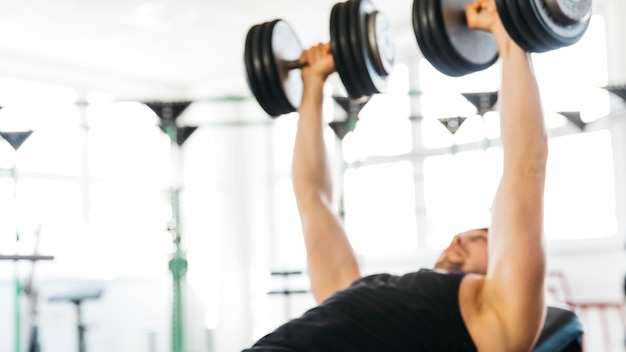 Foto gratuita hombre entrenando en el gimnasio