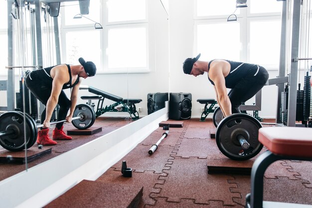 Hombre entrenando en el gimnasio