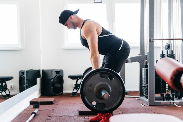 Foto gratuita hombre entrenando en el gimnasio