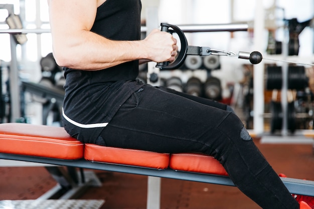 Foto gratuita hombre entrenando en el gimnasio