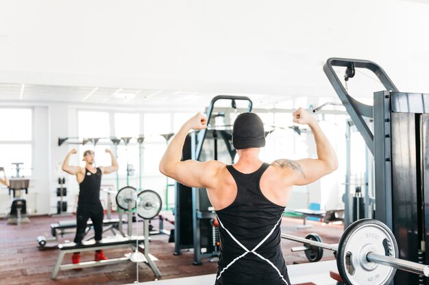 Hombre entrenando en el gimnasio