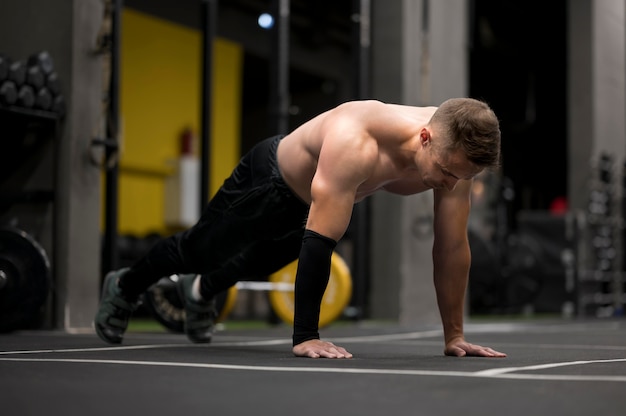 Hombre entrenando en el gimnasio