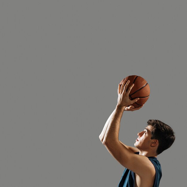 Hombre entrenando para juego de baloncesto con espacio de copia