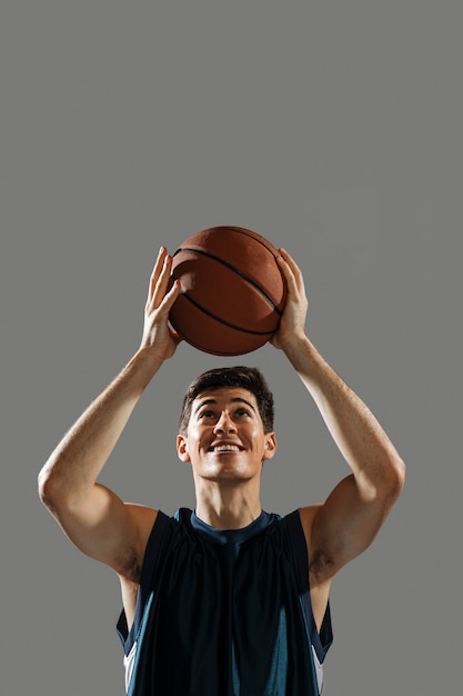Hombre entrenando para juego de baloncesto