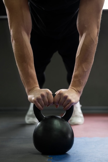 Hombre entrenando con levantamiento de pesas