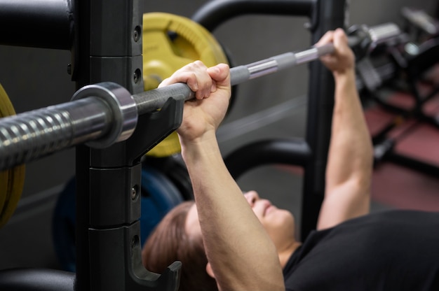 Hombre entrenando con levantamiento de pesas