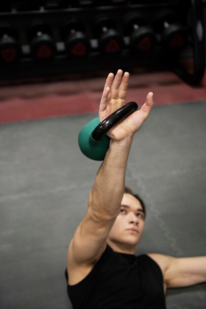 Hombre entrenando con levantamiento de pesas