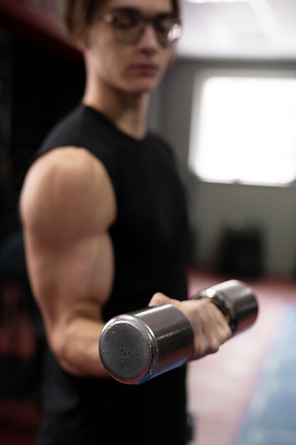 Hombre entrenando con levantamiento de pesas