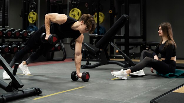 Hombre entrenando con levantamiento de pesas