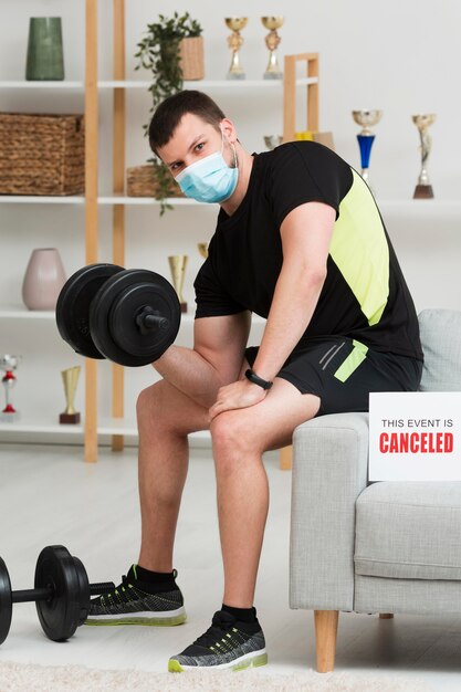 Hombre entrenando mientras usa una máscara médica