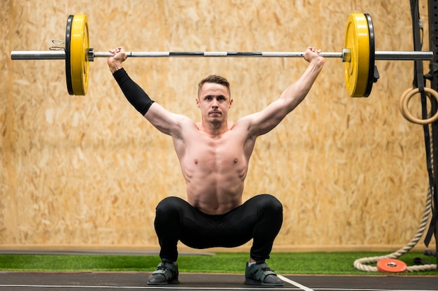 Foto gratuita hombre entrenando con pesas